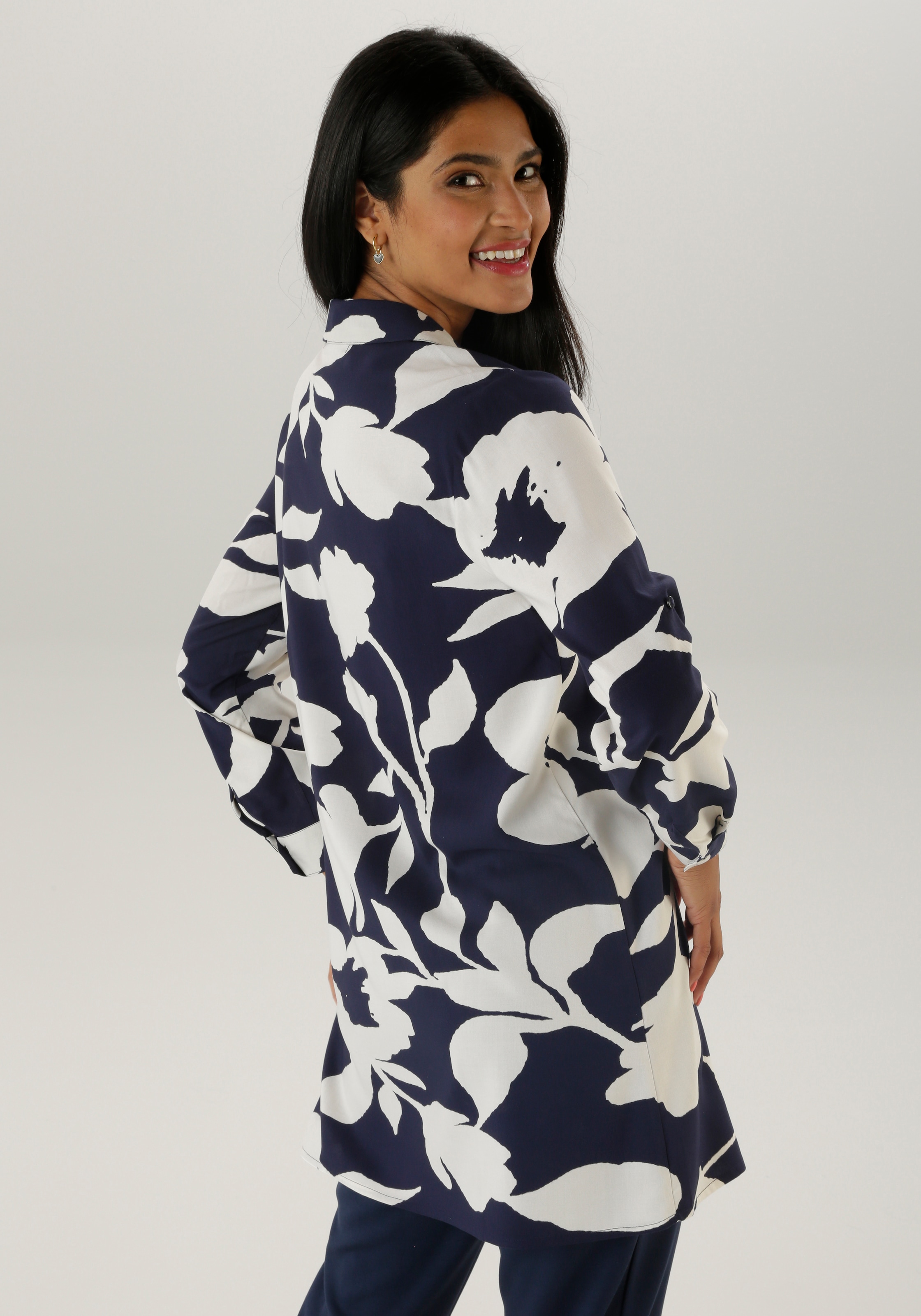 Aniston SELECTED Longbluse, mit attraktiver Musterung und krempelbaren Ärmeln