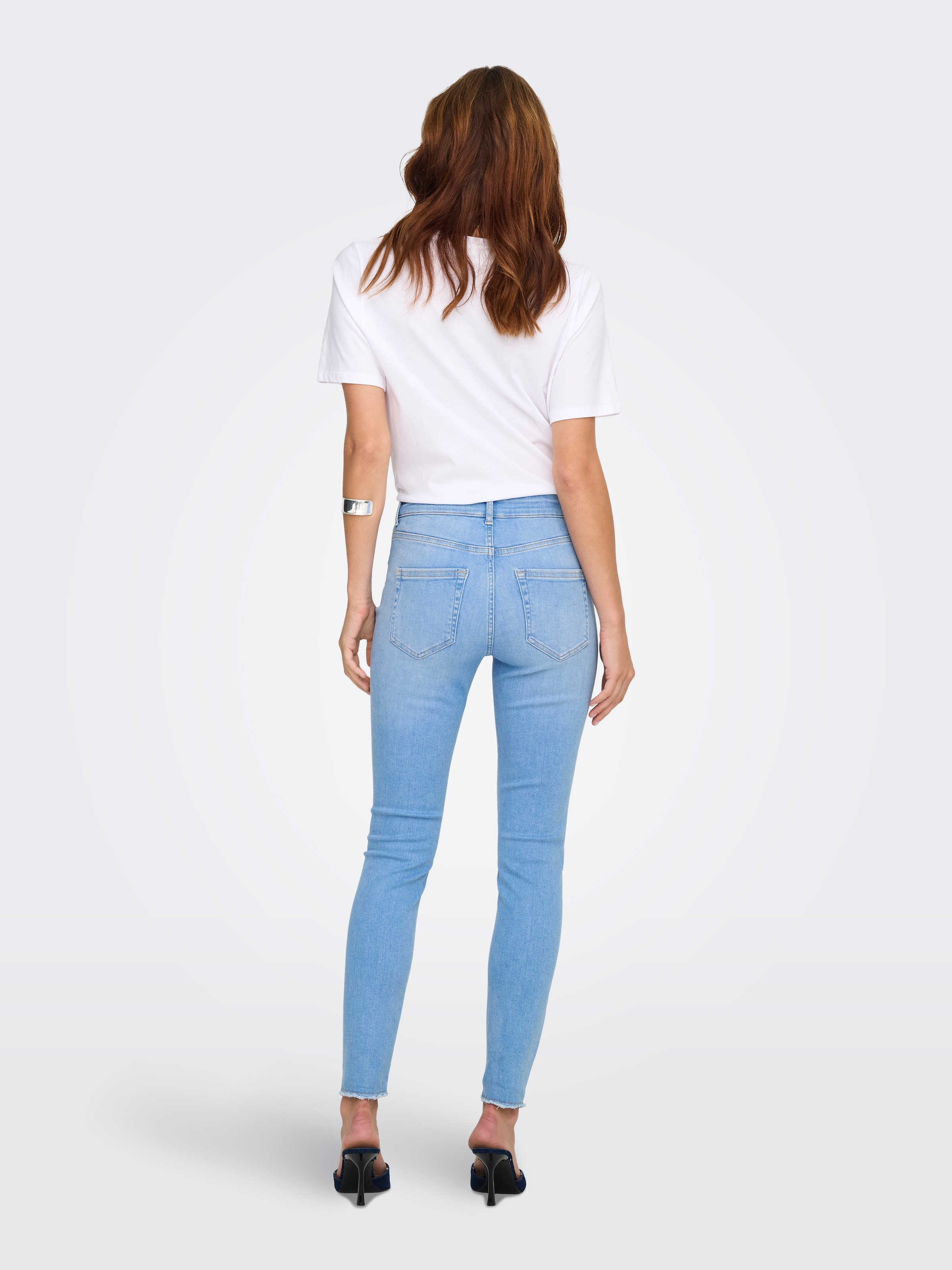 ONLY Skinny-fit-Jeans »ONLBLUSH MID SK ANK RW DNM REA130 NOOS« hohe Taille, Bleach Wash für einen Faded-Look, ausgefranster Saum