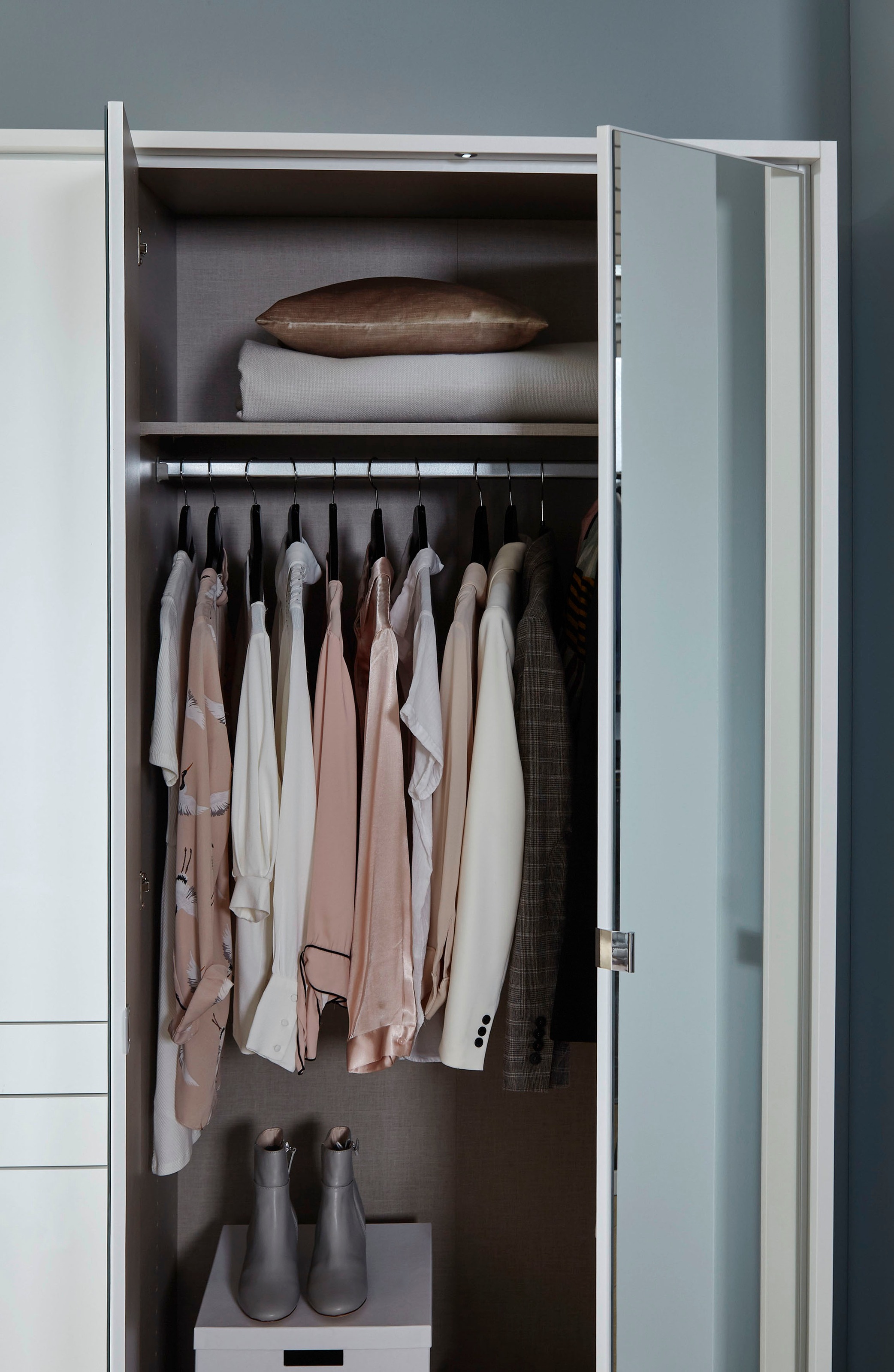 rauch Drehtürenschrank »Kleiderschrank Schrank Garderobe Garderobenschrank Topseller HOMBURG«, inkl. Passepartout, oberer Schubkasten mit Einteilung MADE IN GERMANY