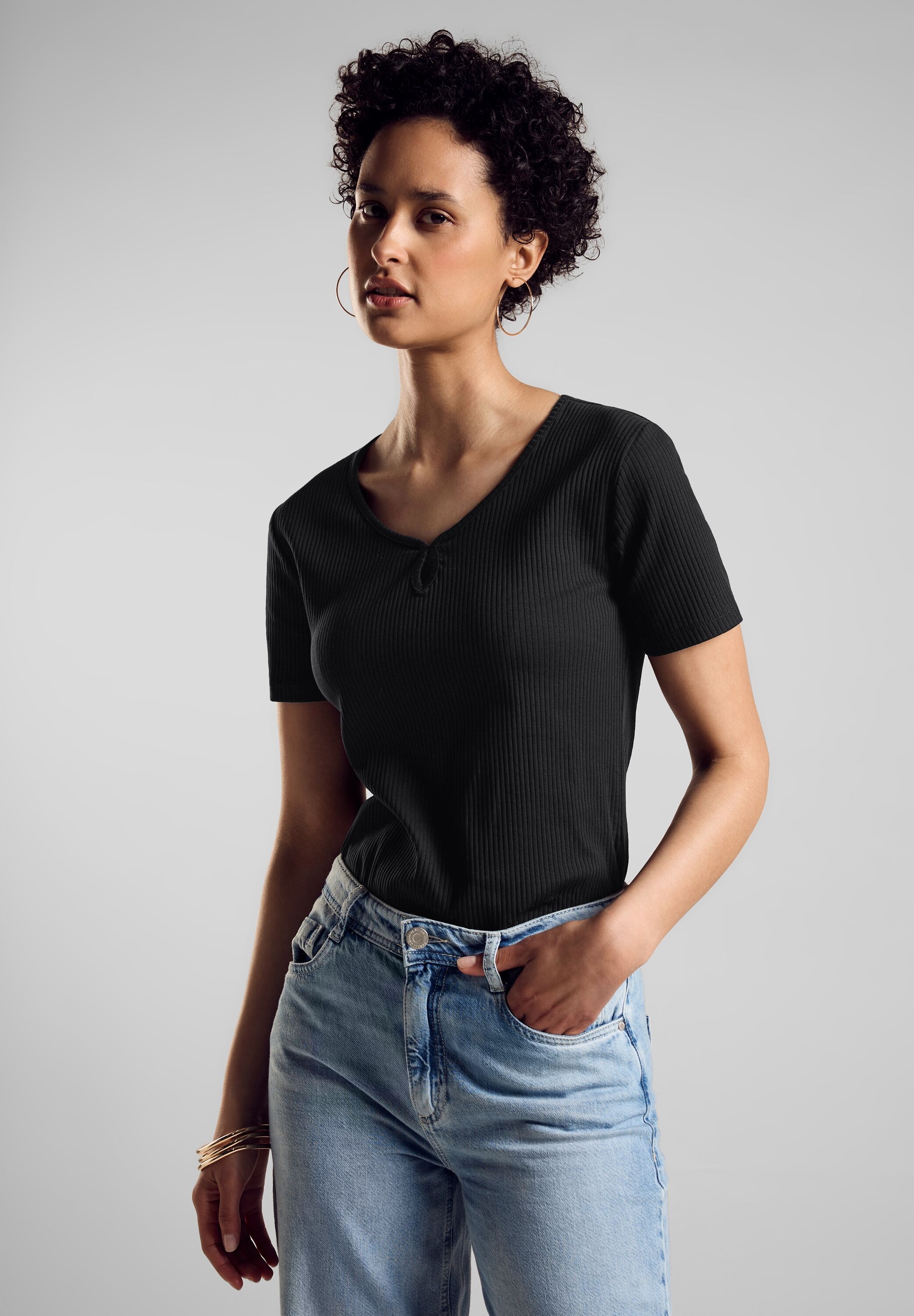 STREET ONE Kurzarmshirt, Rippoptik und V-Ausschnitt mit Schlitz