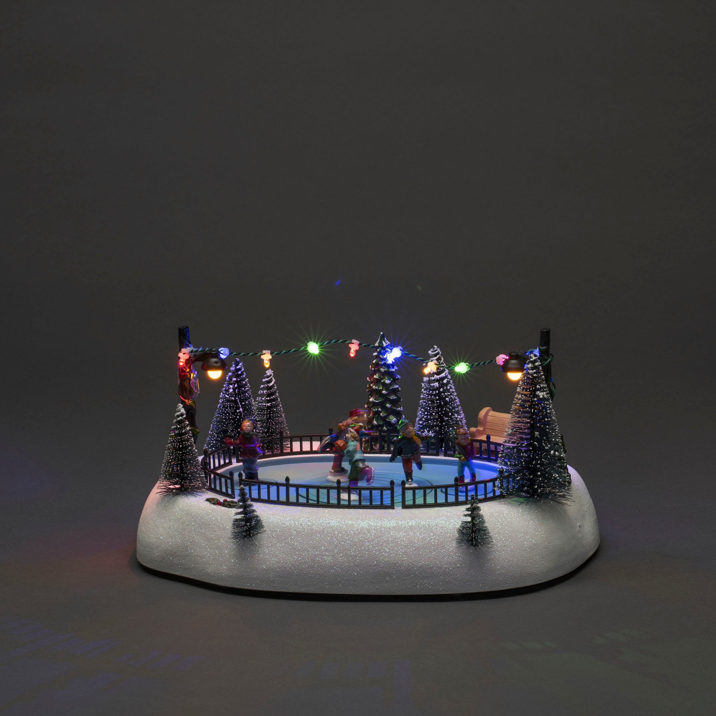 KONSTSMIDE Weihnachtsszene »Eisbahn, mit Musik, bestellen bunte wählbar online USB Dioden«, Batteriebetrieb 12 oder zwischen