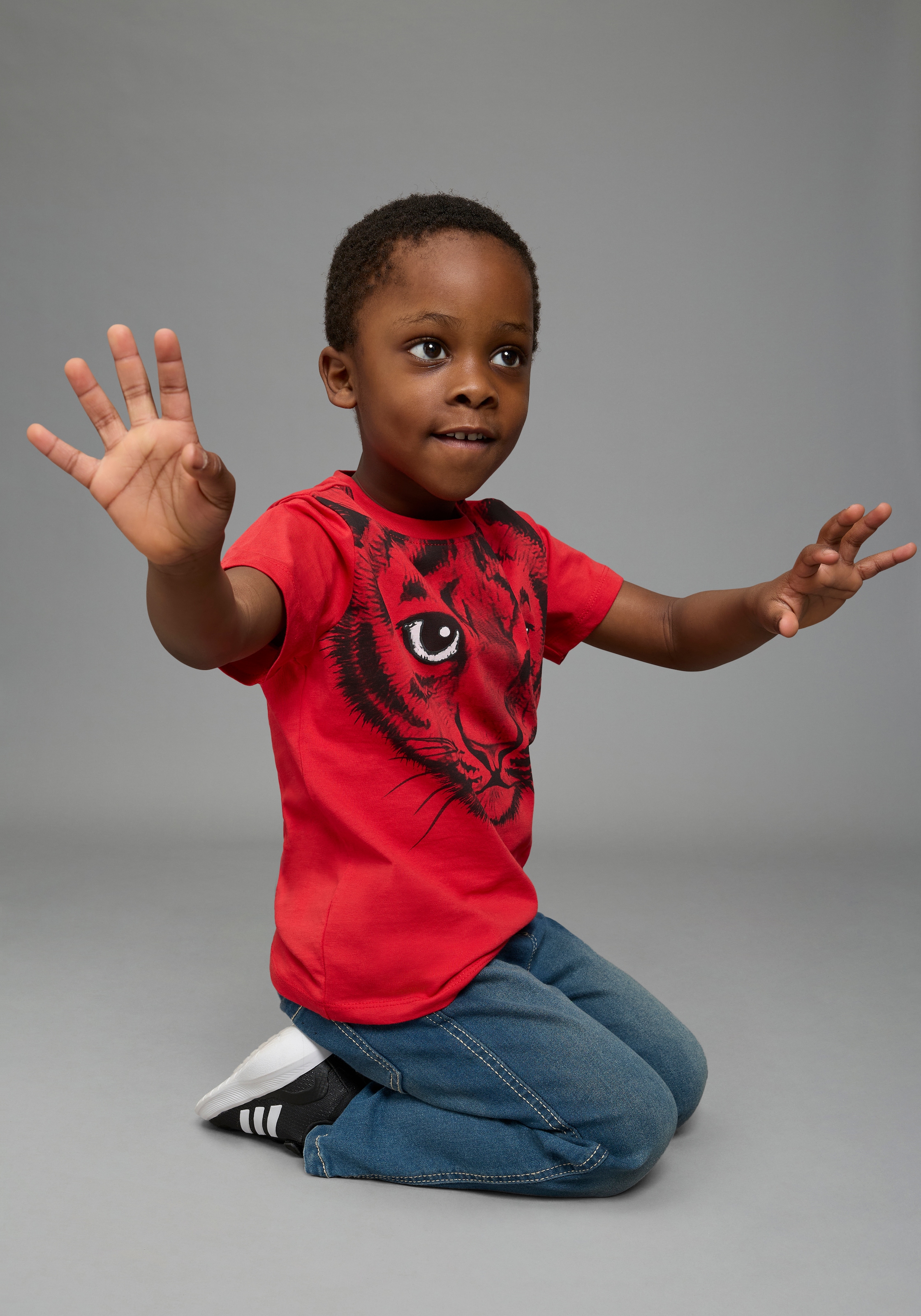 KIDSWORLD T-Shirt »Mit tollem Druck: LITTLE TIGER« Kurzarm,  Basic-Passform,  mit peppigem Druck,  Rundhalsausschnitt