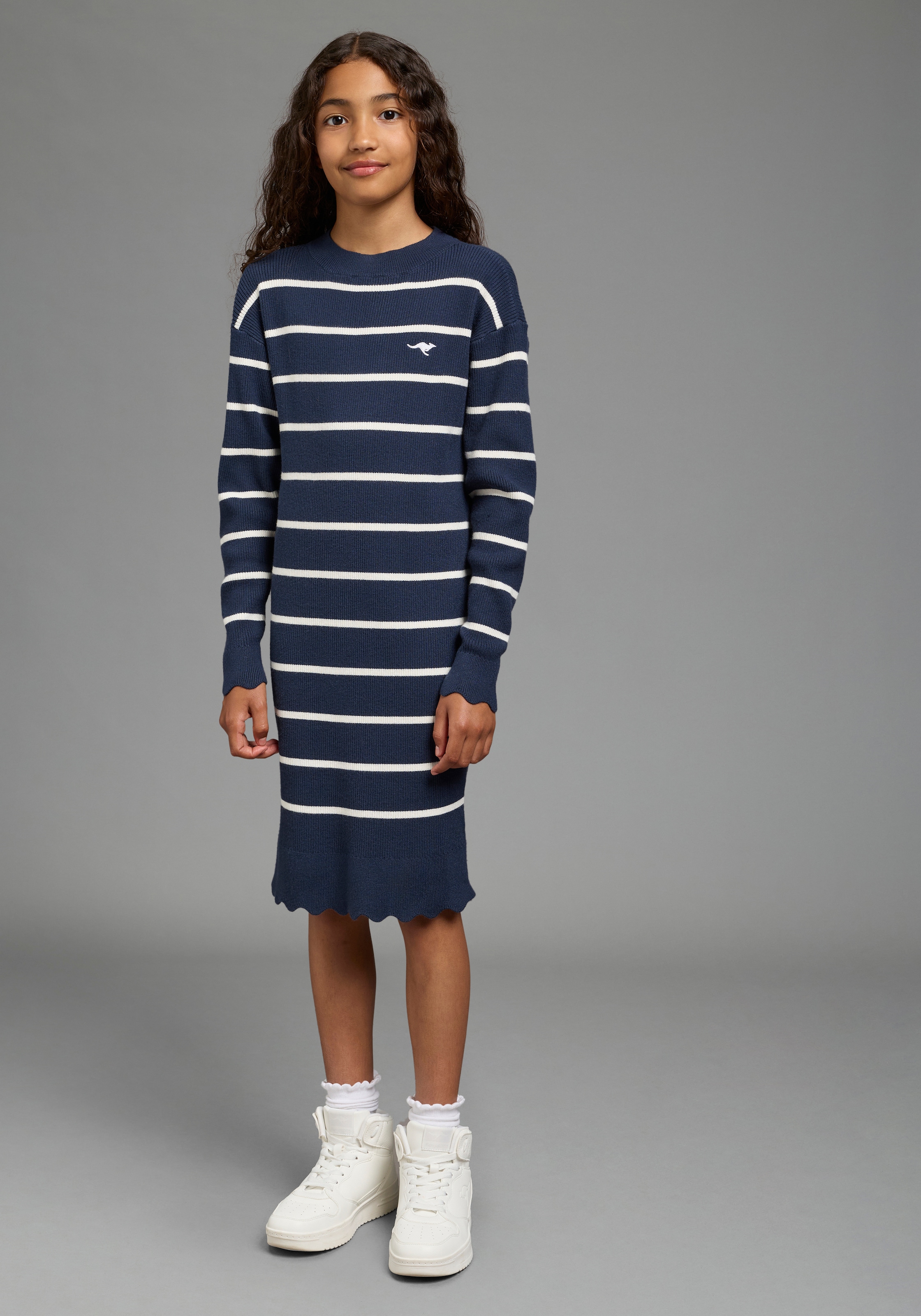 KangaROOS Strickkleid »Modisches KangaROOS Ringelkleid aus weichem Feinstrick« Trendiges gestricketes Kleid mit Logo-Stickerei, knielang, geringelt
