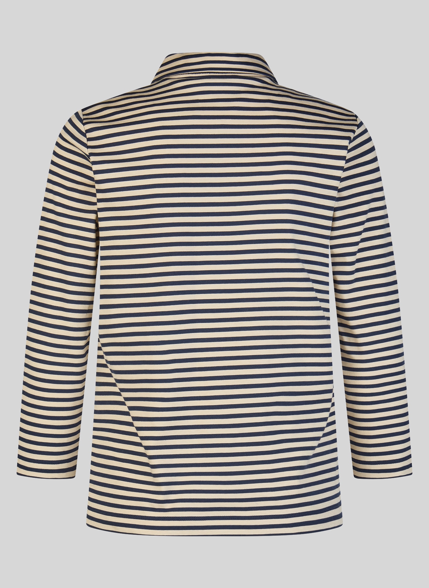 Rabe im Streifen-Look und mit Hemdblusenkragen