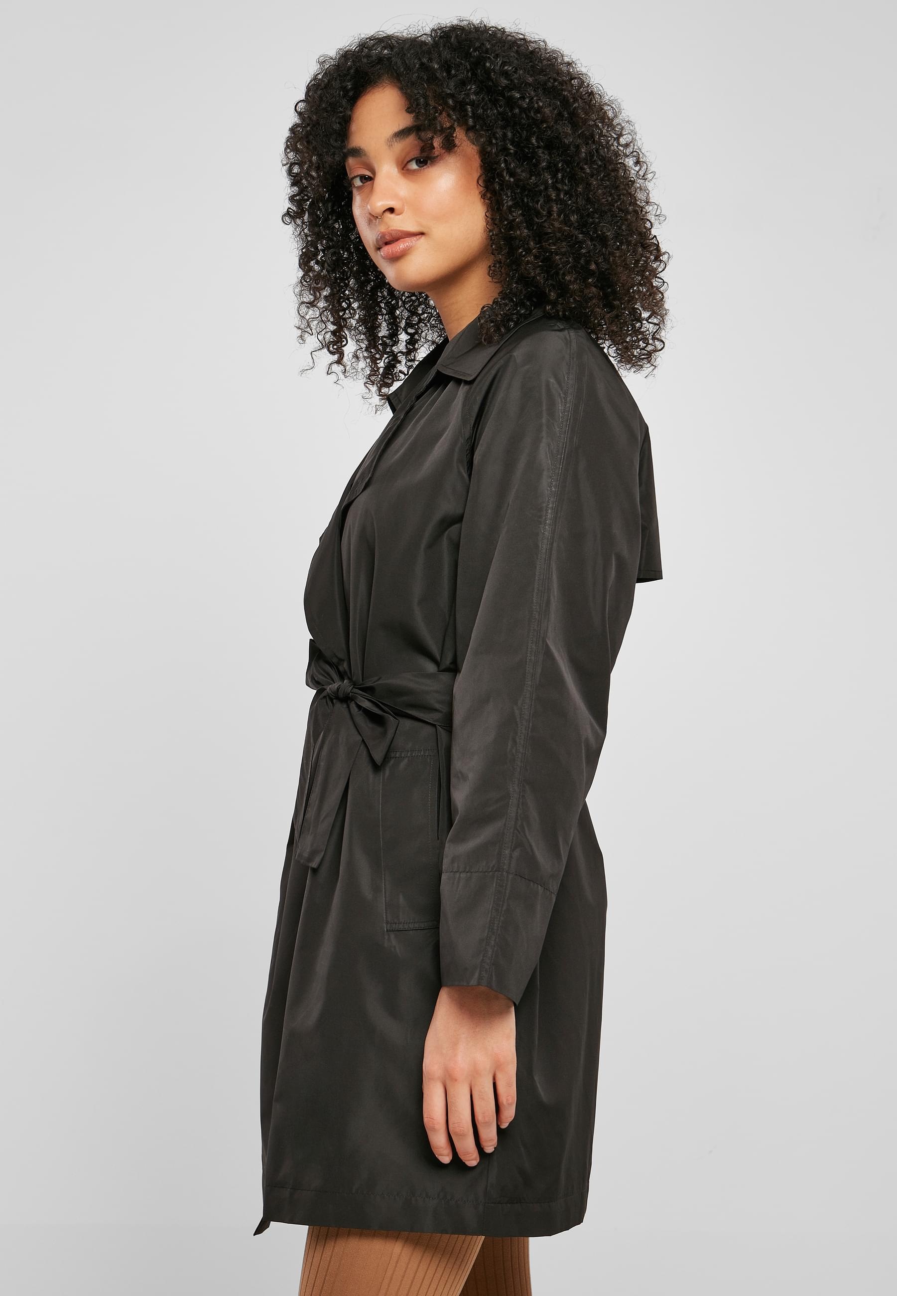 URBAN CLASSICS Winterjacke »Urban Classics Damen Ladies Crinkle Nylon Minimal Trench Coat« 1 Stk. tlg. ohne Kapuze