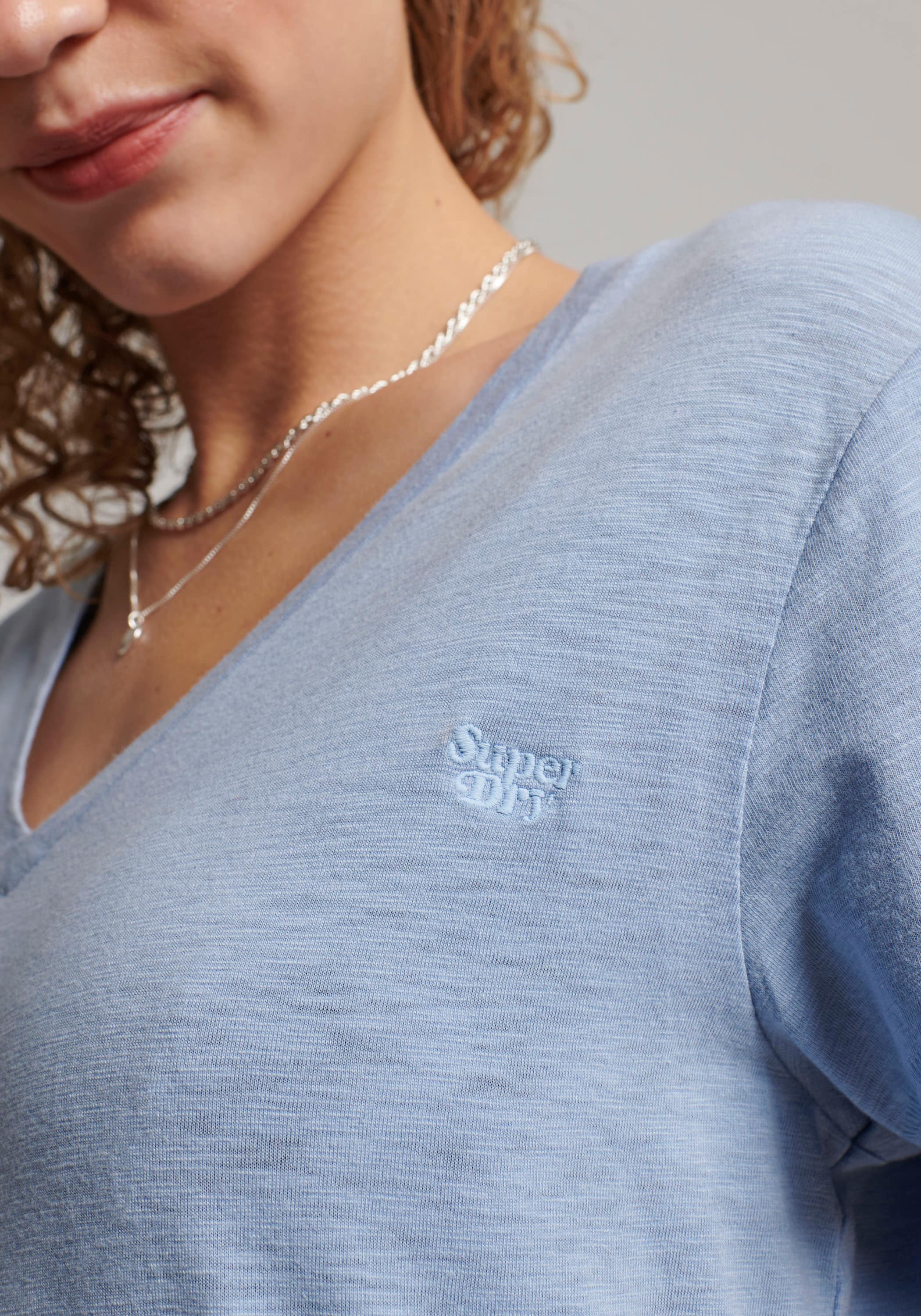 Superdry V-Shirt »STUDIOS SLUB EMB VEE TEE«, strukturiertes T-Shirt mit V-Ausschnitt und Stickerei
