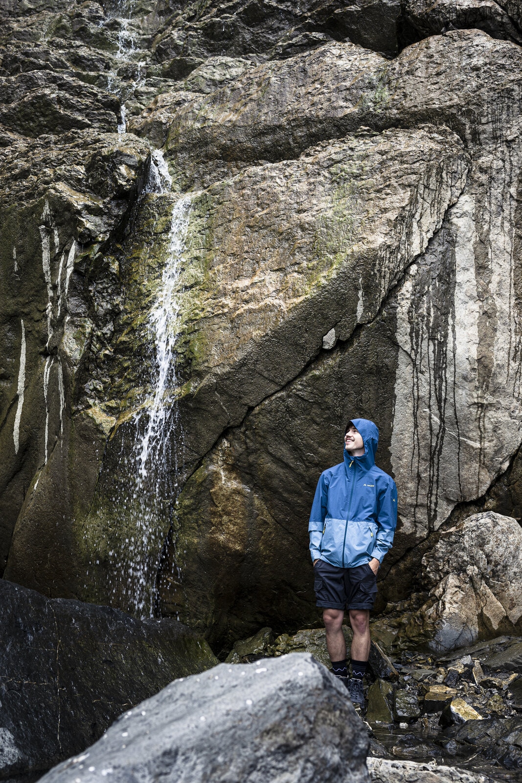 VAUDE Outdoorjacke »MEN'S NEYLAND 2.5L JACKET« 1 Stk. tlg. mit Kapuze sportlicher Stil, mit Kapuze, wasserdicht