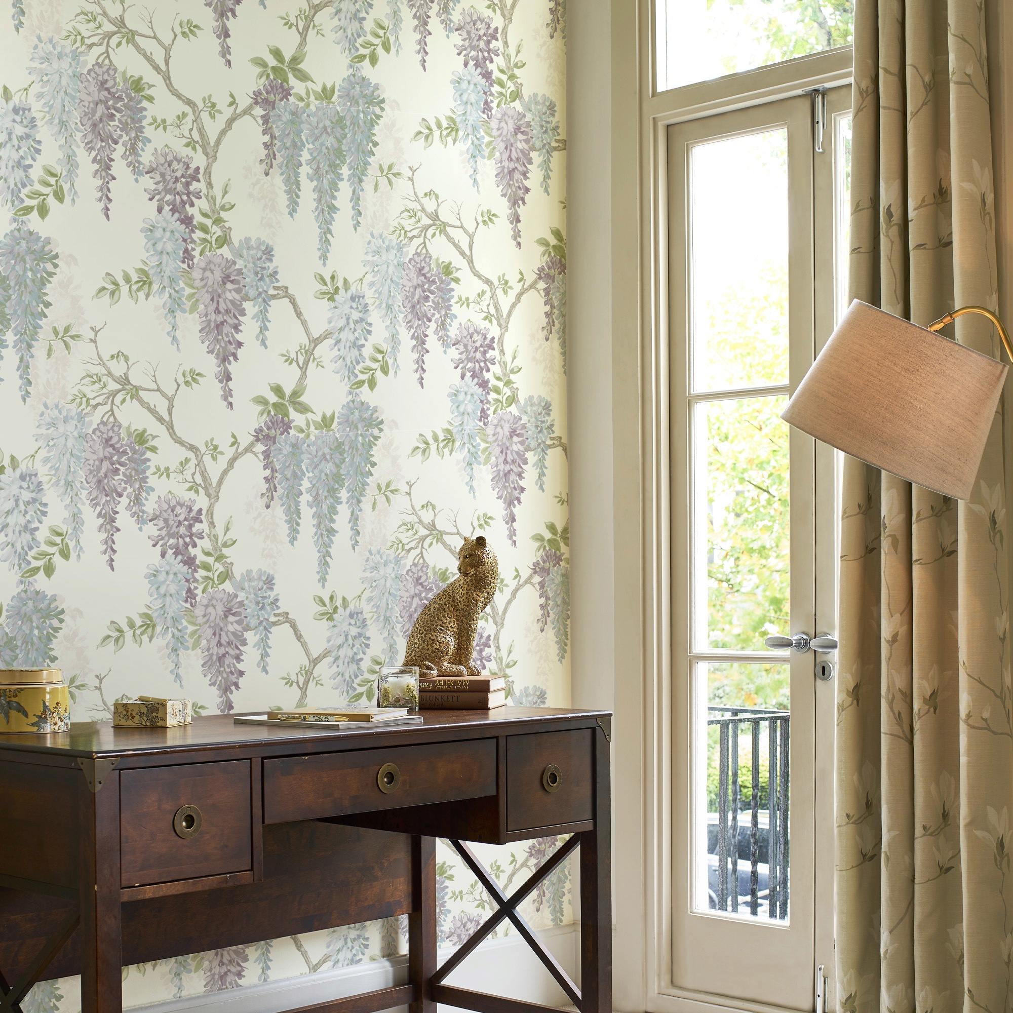 LAURA ASHLEY Vliestapete »Wisteria«, botanisch, FSC® zertifiziert, mit lebhaftem Druck, 10 Meter Länge