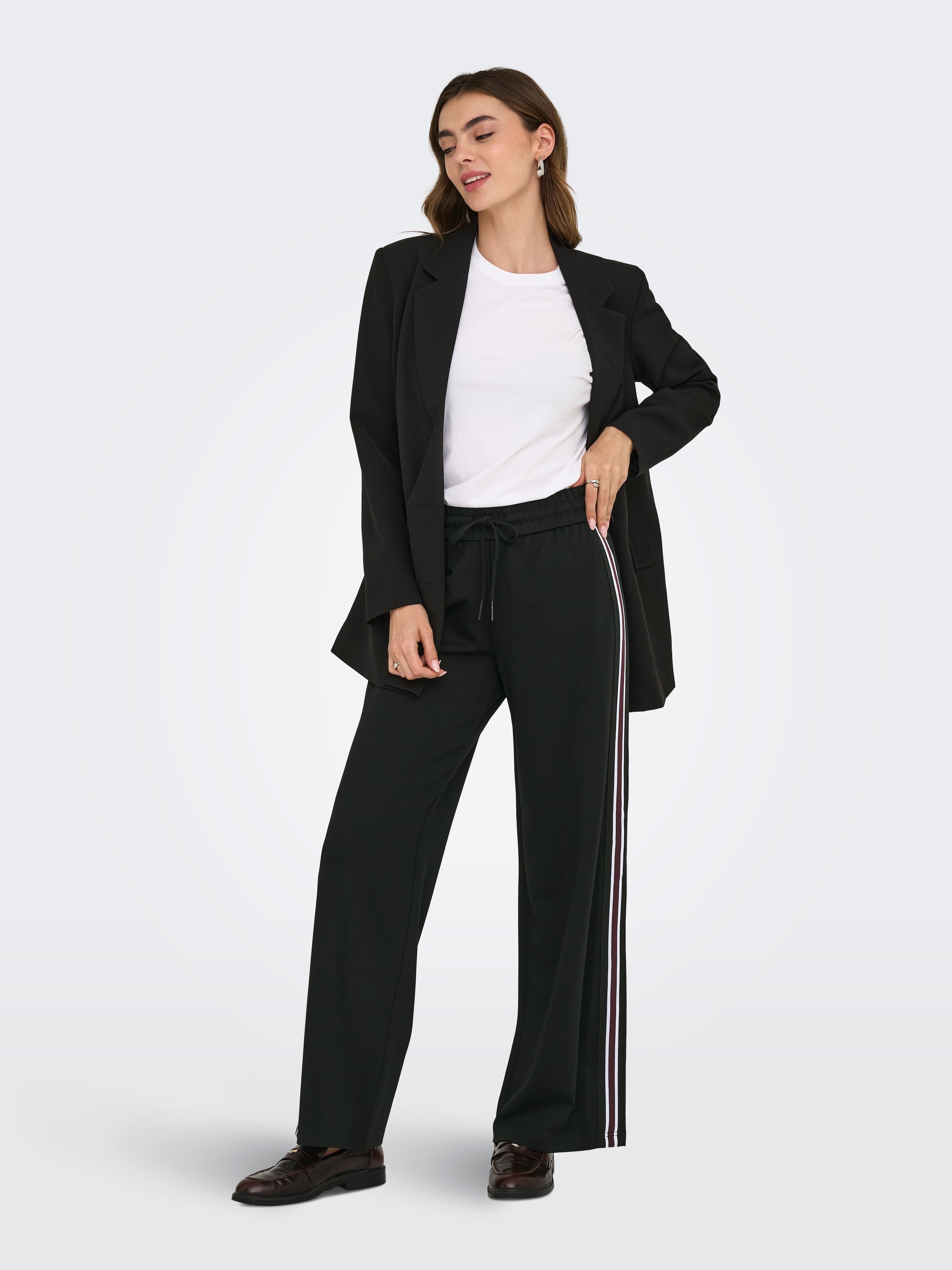 ONLY Jogger Pants »ONLPOPTRASH-TADIA MW X-WIDE TAPE PNT«, mit seitlichem Farbeinsatz