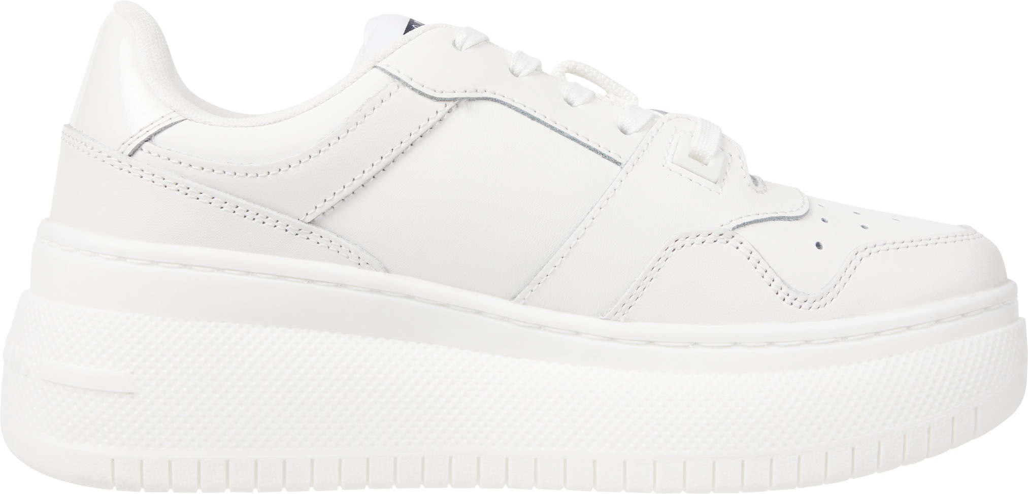 Tommy Jeans Keilsneaker »TJW RETRO BASKET FLATFORM CHARM«, mit Tommy Jeans Schmuckelement, Freizeitschuh, Halbschuh, Schnürschuh