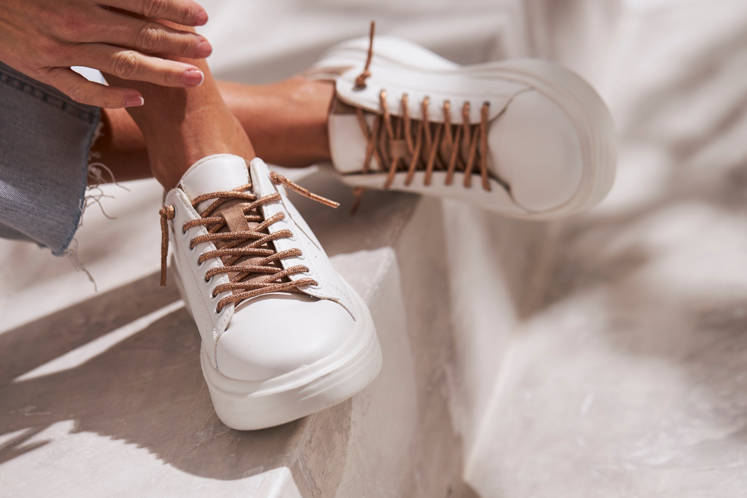LASCANA Sneaker »Freizeitschuhe,«, mit Metallicdetails und elastischen Schnürbändern VEGAN