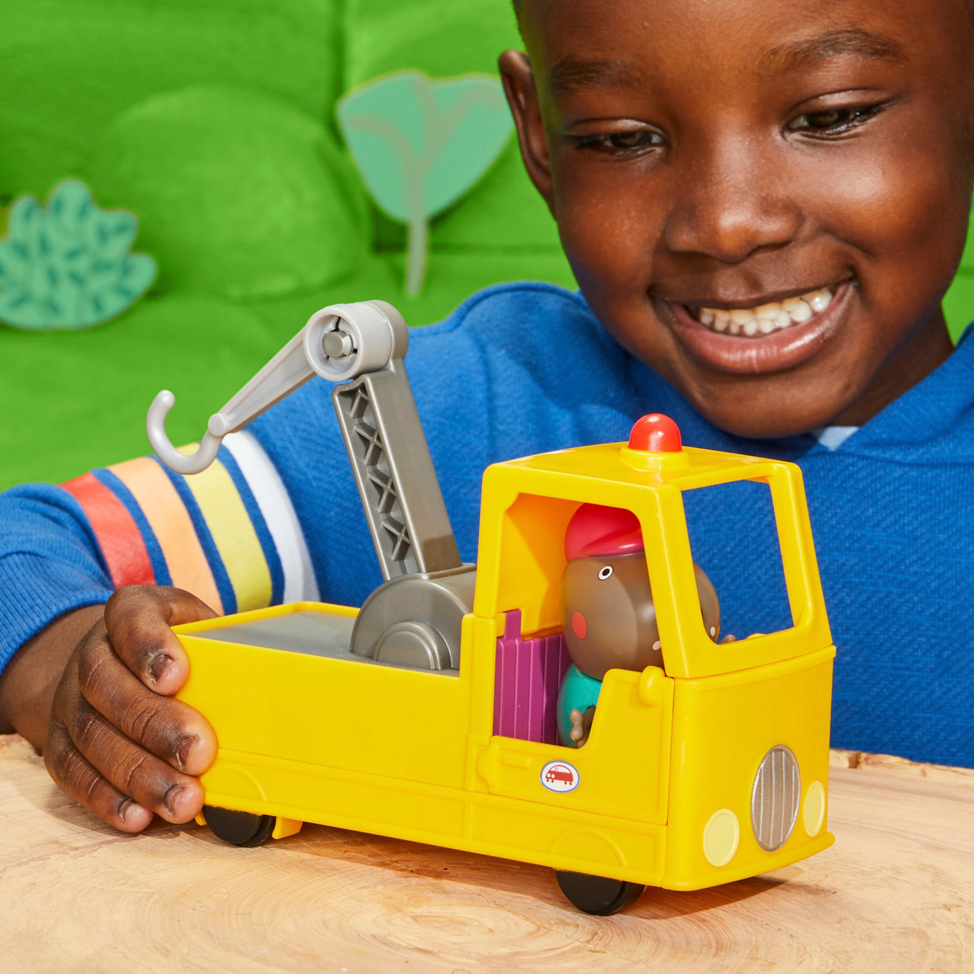 Hasbro Spielzeug-LKW »Peppa Pig, Opa Kläffs Abschleppwagen«, inklusive Figur