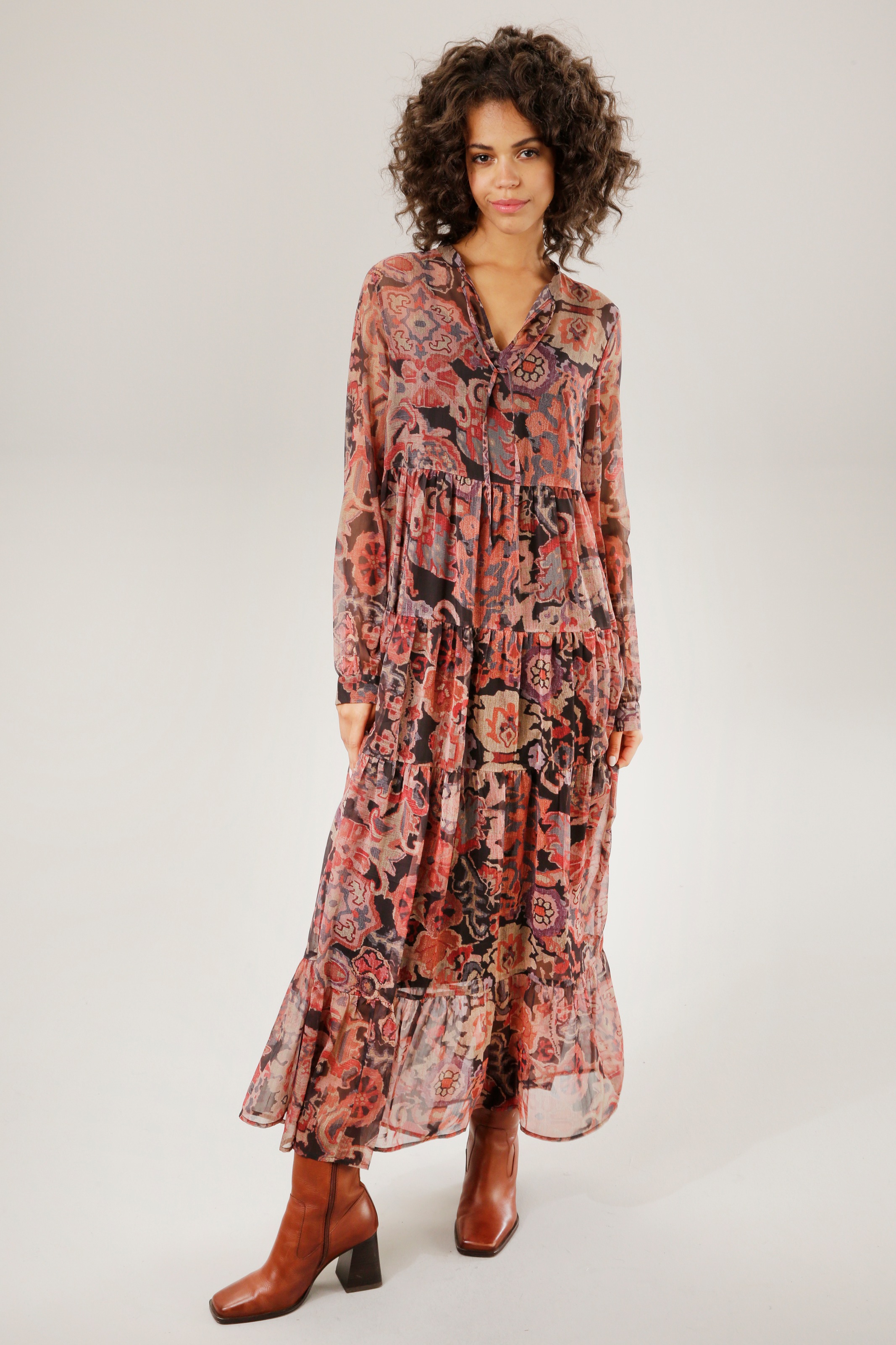 Aniston graphischem (mit kaufen CASUAL Maxikleid, Blumendruck online farbharmonischem, mit Jersey-Unterkleid),