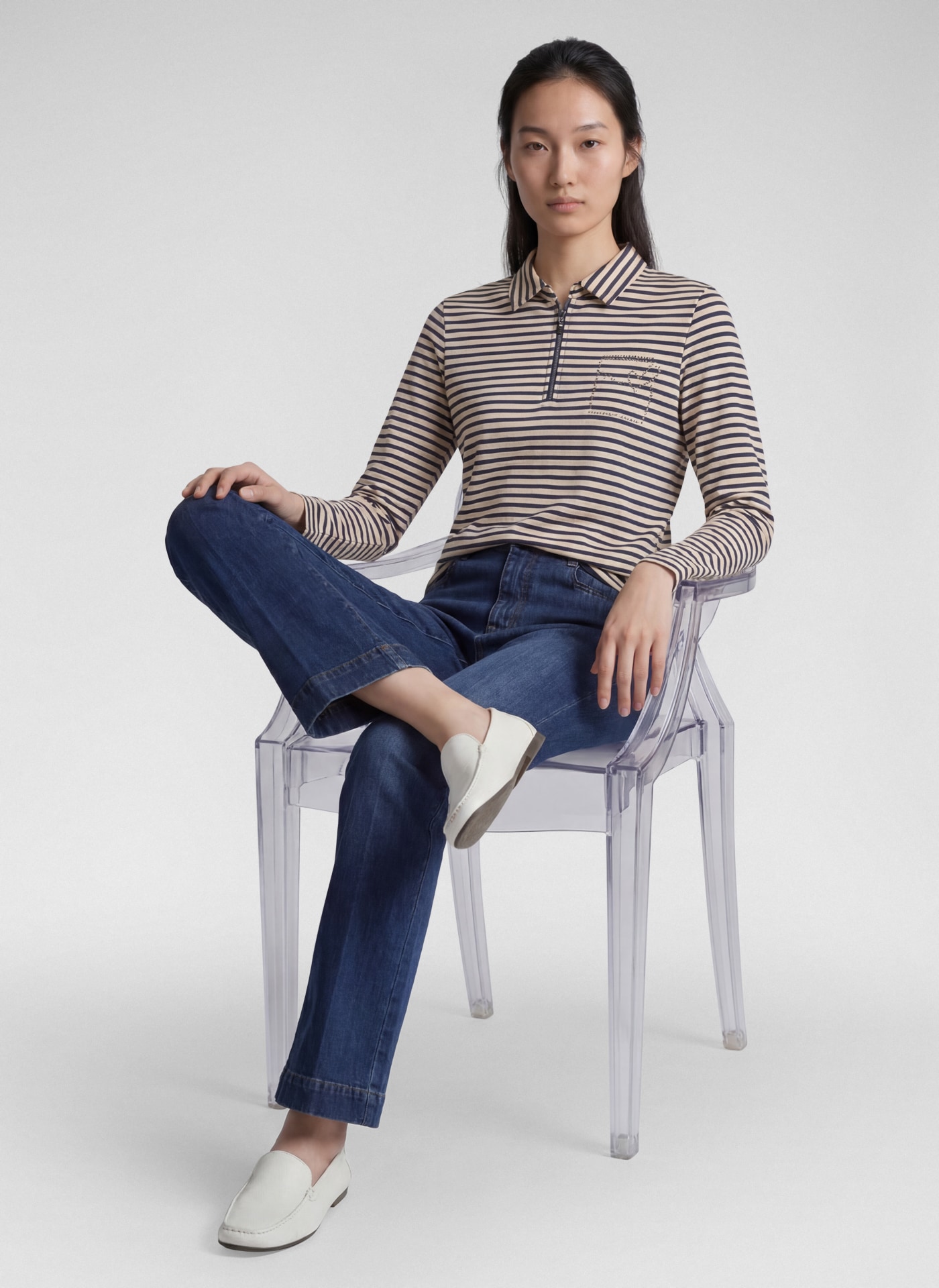 Rabe im Streifen-Look und mit Hemdblusenkragen