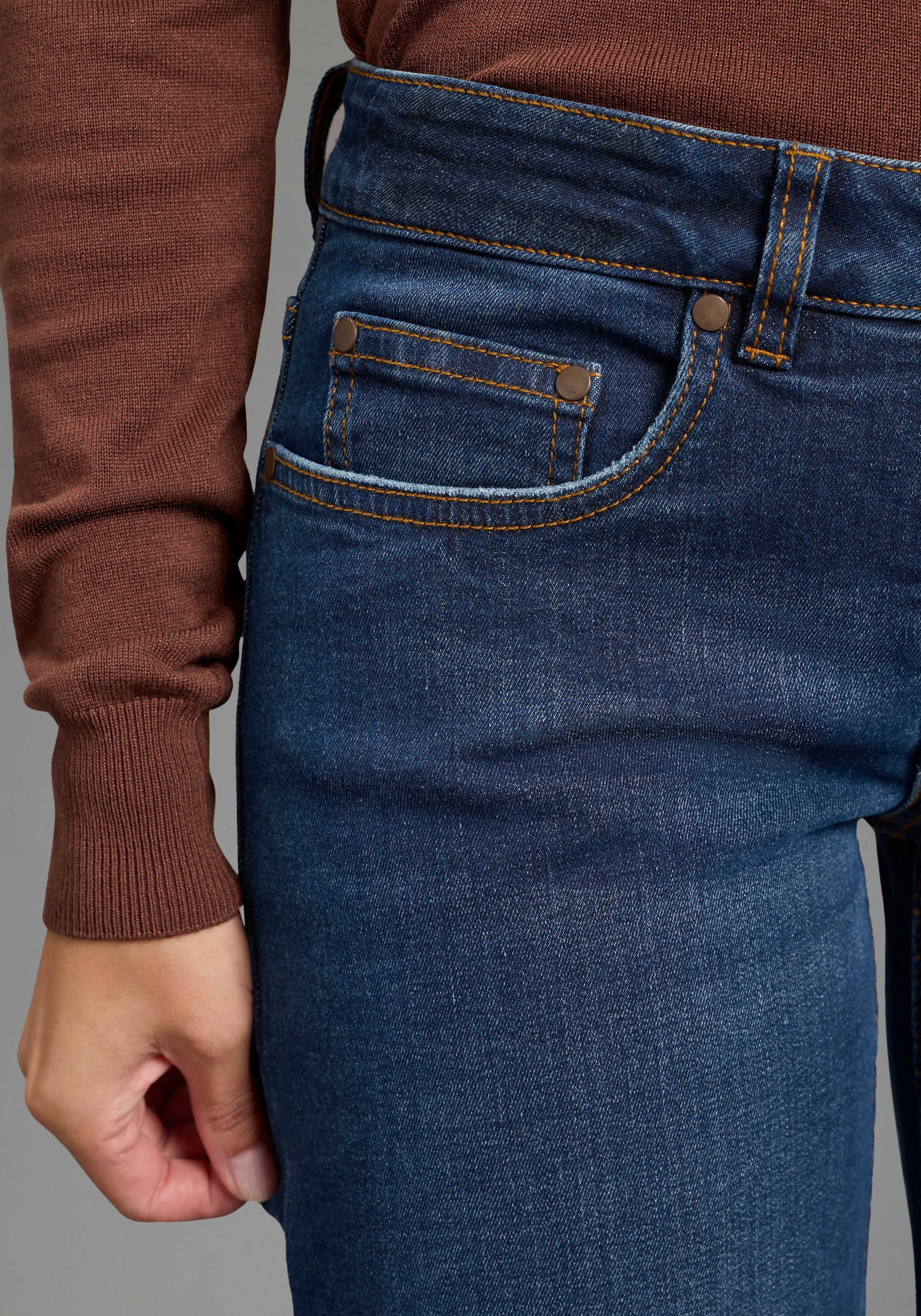 Arizona Weite Jeans »mit modischem Beinverlauf« mit geradem Beinverlauf, knöchellange Schnittform, normale Leibhöhe