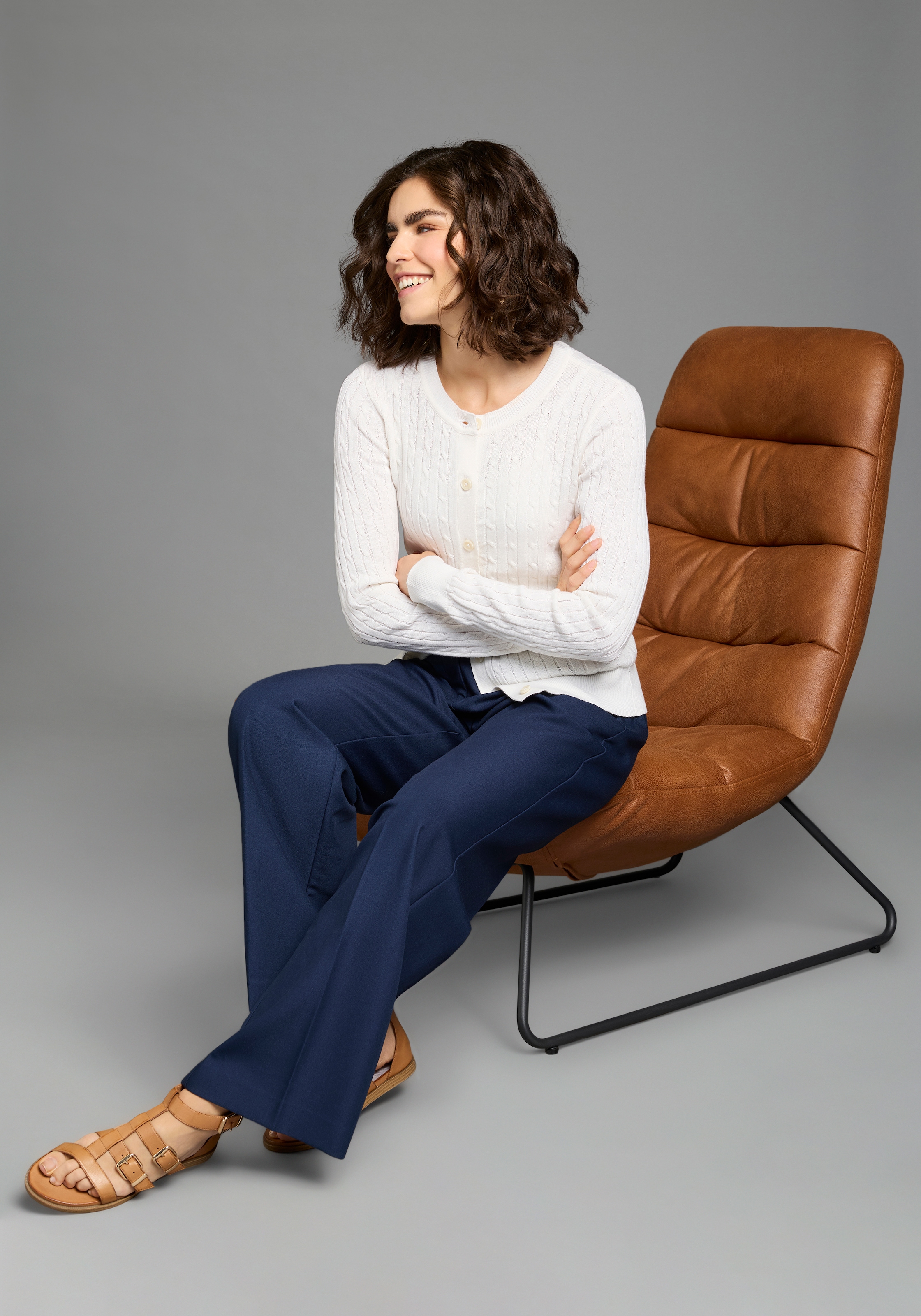 Laura Scott Strickjacke mit Zopfstrickmuster und Knopfleiste