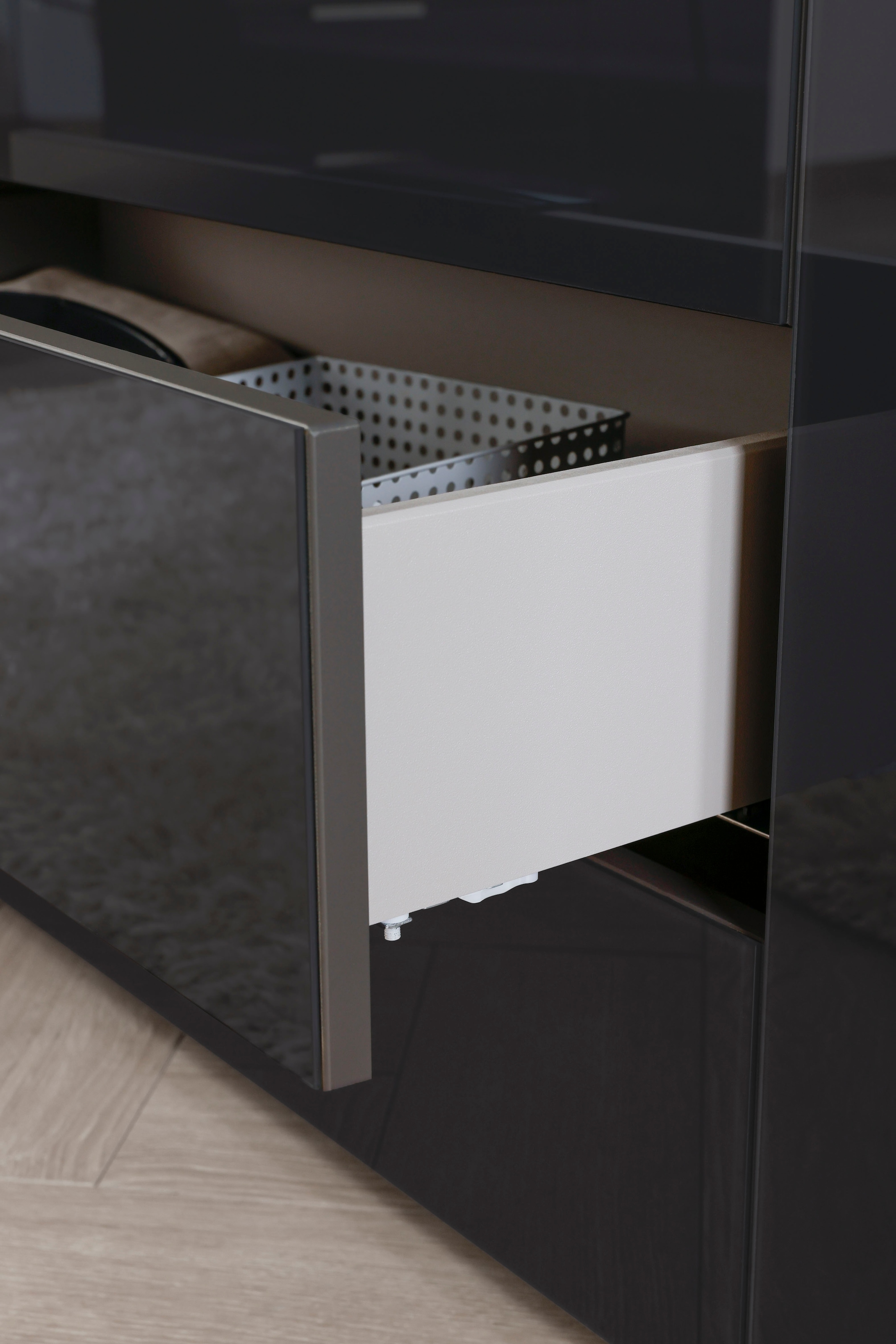rauch Kombikommode »Kommode Türkommode Sideboard Kombikommode FLIPP mit Glasfront«, (Breite 200 cm mit 2 Einlegeböden), 3-türig, 3 Schubladen, Soft-Close-Funktion, Oberboden und Front Glas