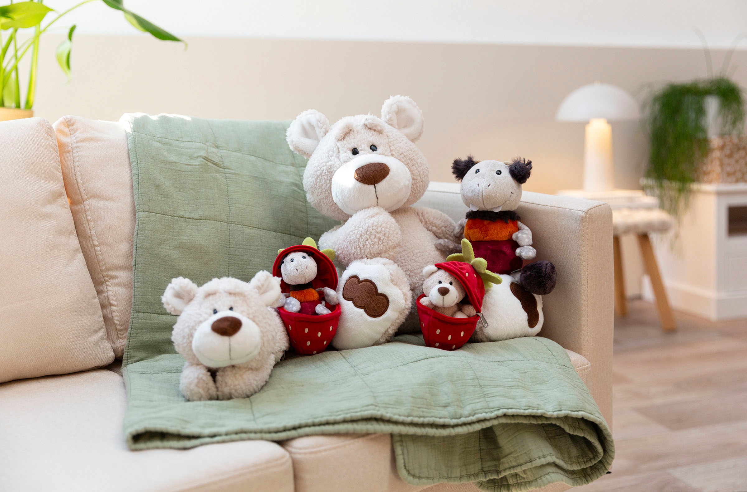 Nici Plüschanhänger »Classic Bear, Bär Bendix in Erdbeere, 13 cm«, enthält recyceltes Material (Global Recycled Standard)