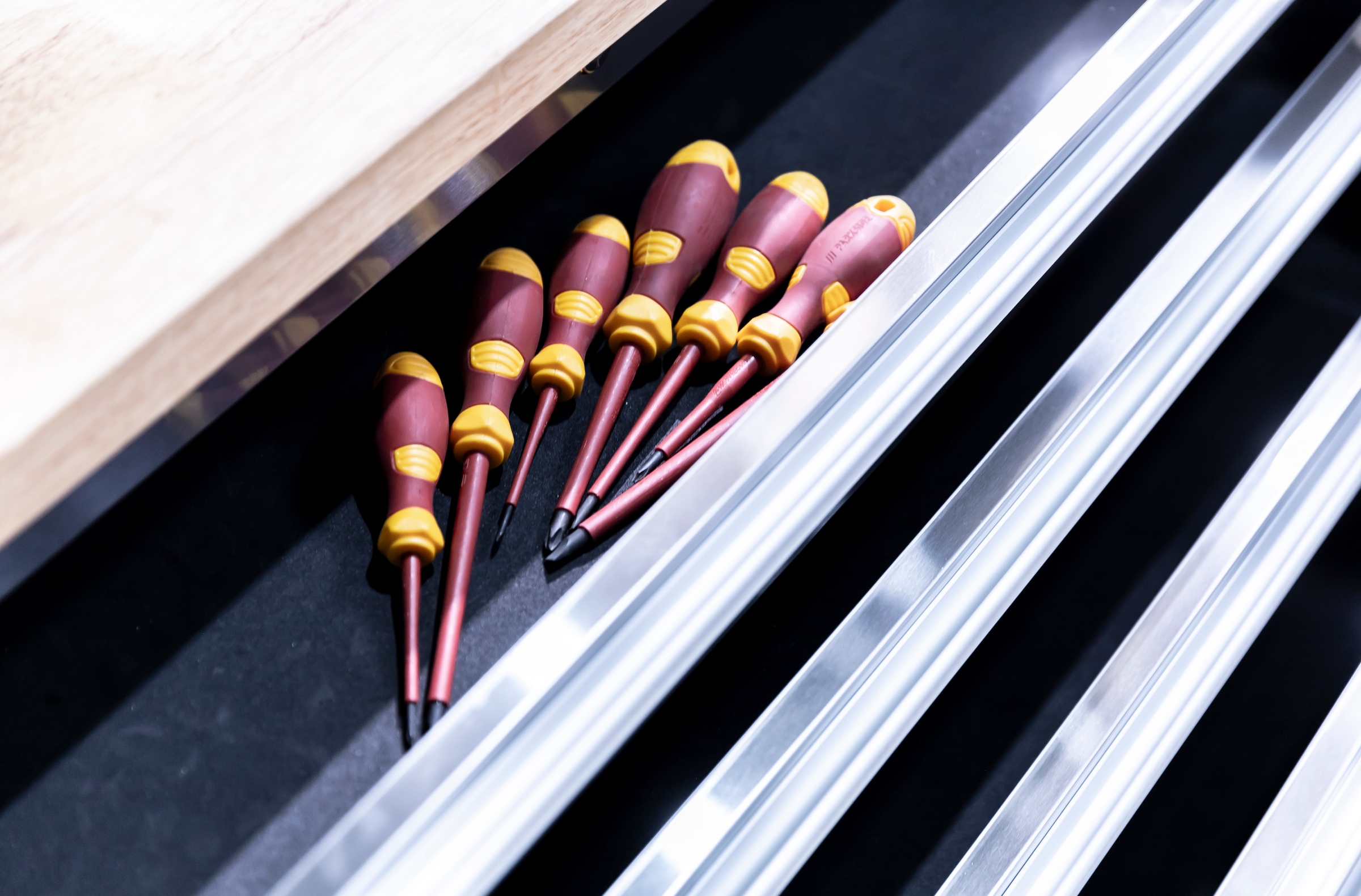 ONDIS24 Werkstattwagen »Werkzeugwagen aus Edelstahl mit 15 Schubladen« fahrbar, kugelgelagerten Schubladen, abschließbar, Massivholzplatte