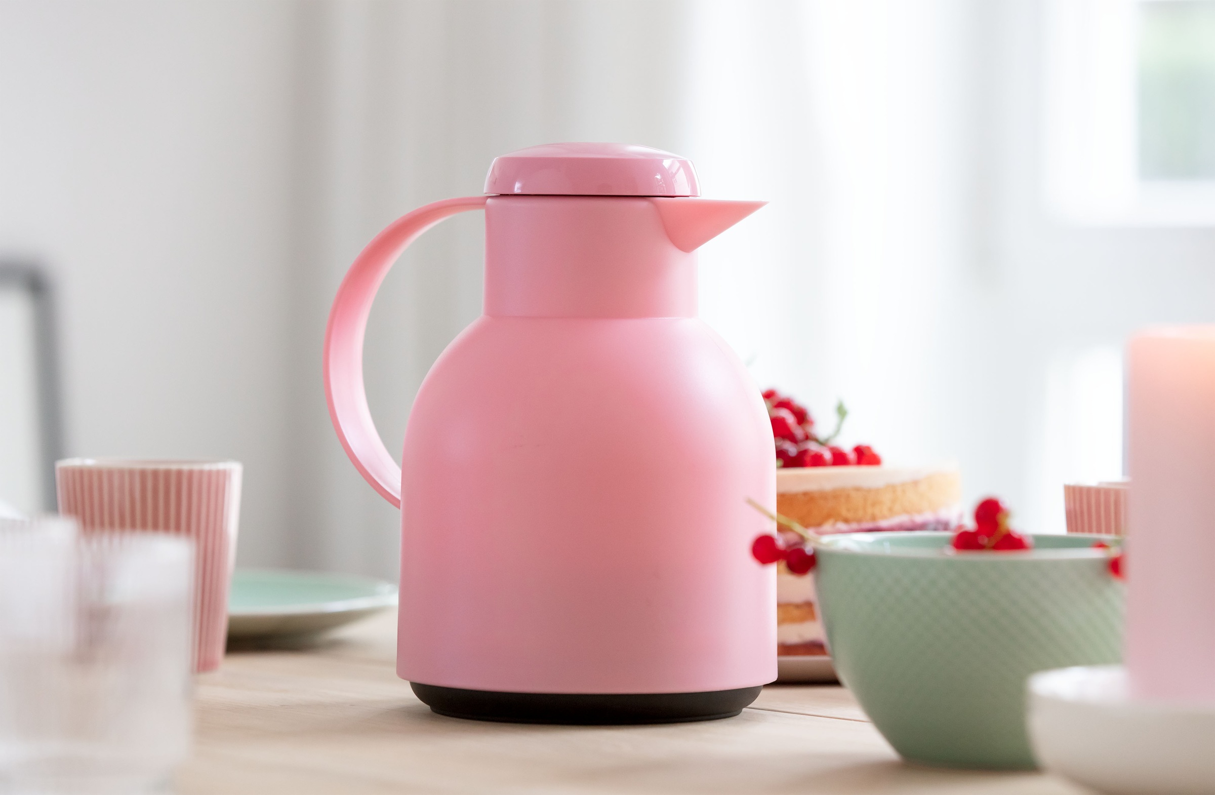 Emsa Isolierkanne »Samba«, 1 l, zeitloses Design, einfacher Knopfdruck, 24h kalt, 12h warm
