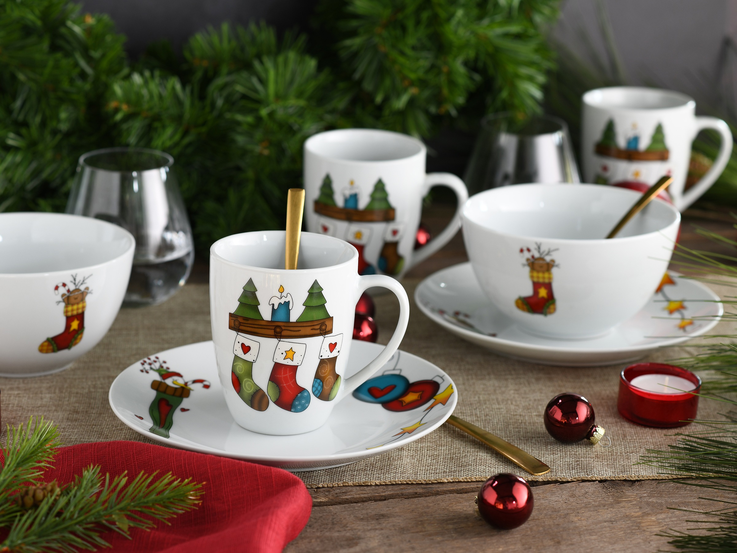 CreaTable Kombiservice »Luna Socken, Kombi-Service 30-tlg«, (Set, 30 tlg.), Winterlicher Dekor mit lustigen Sockenmotiven