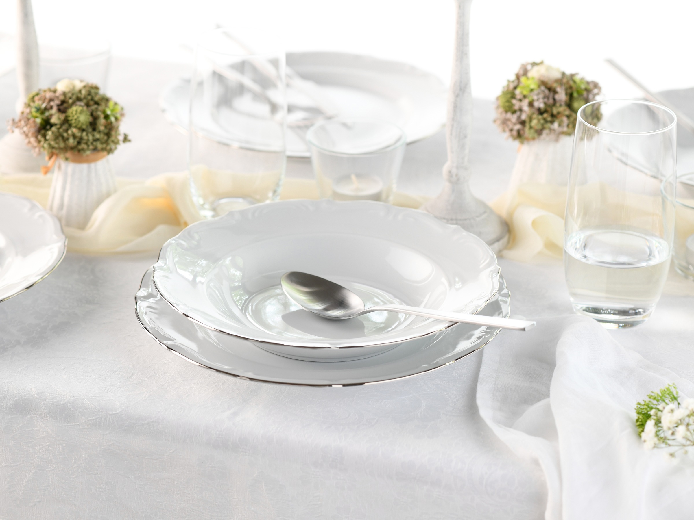 CreaTable Teller-Set »Maria Theresia, Tellerset 18-tlg«, (Set, 18 tlg.), Traditionelle Porzellanform
