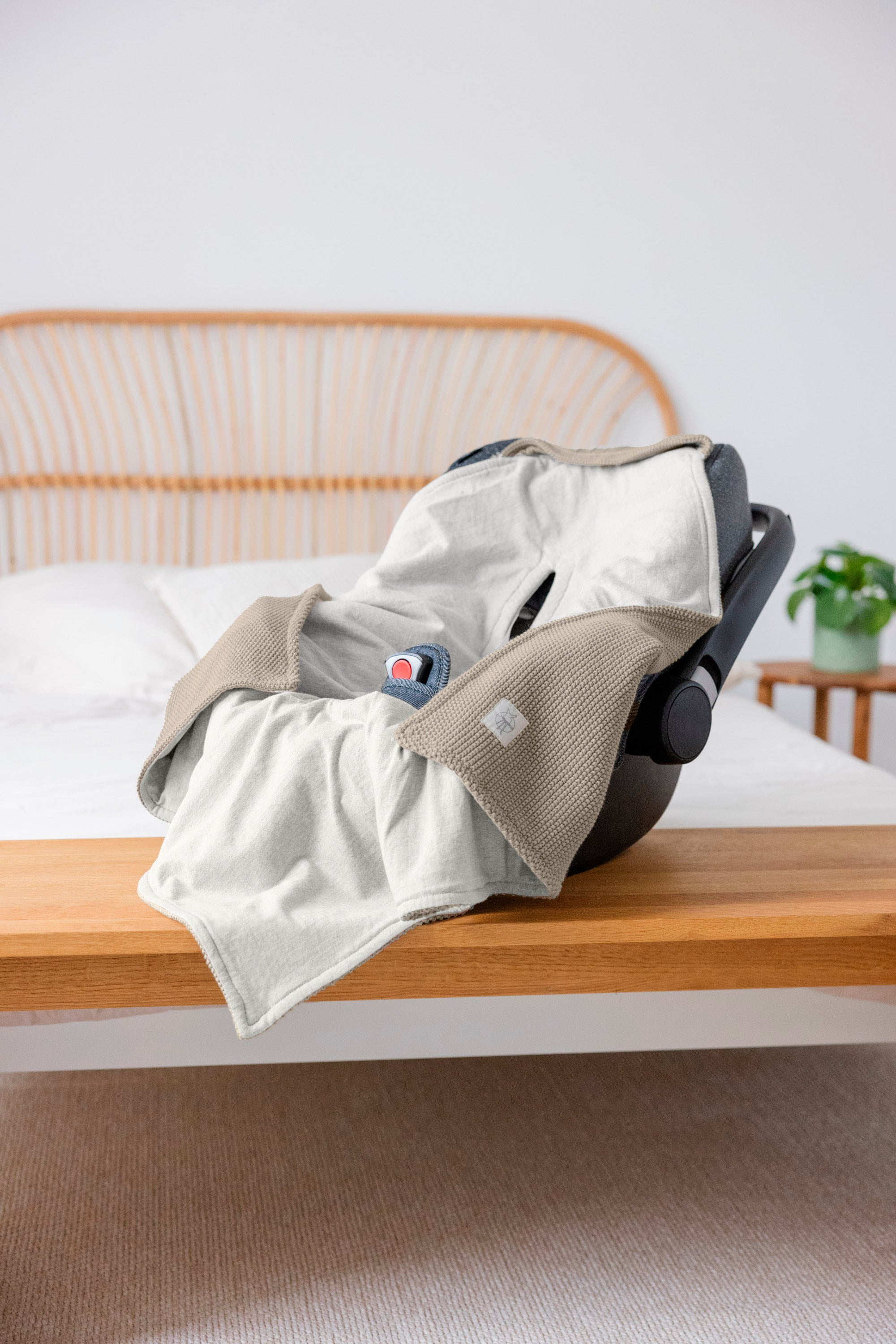 LÄSSIG Einschlagdecke »für Babyschale, taupe«, GOTS made with organic materials, zertifiziert durch BCS 27262