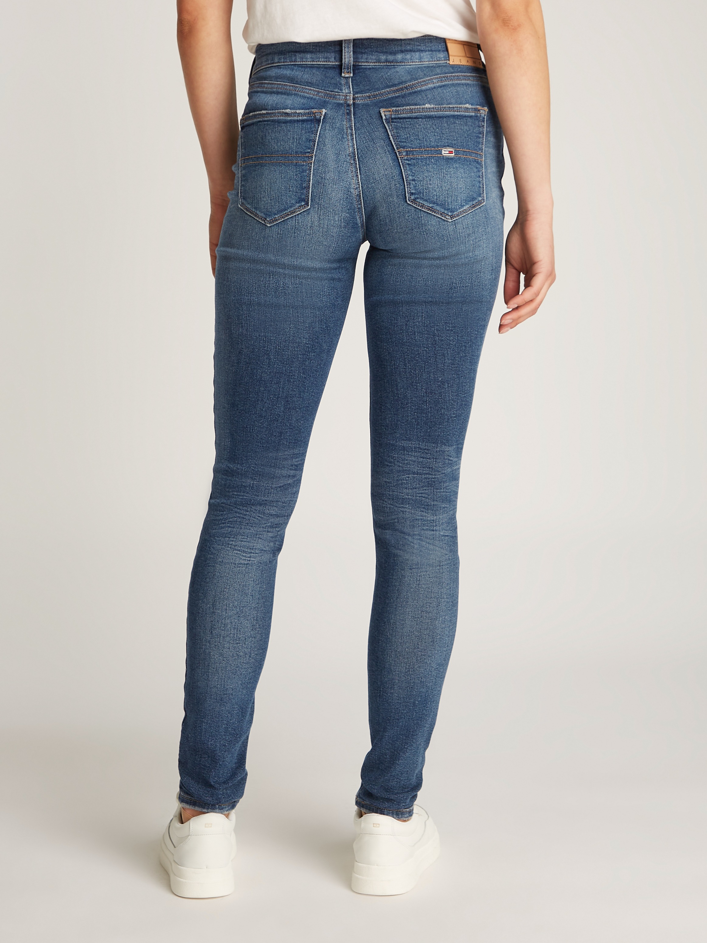 Tommy Jeans Skinny-fit-Jeans »NORA MR SKNY AH1280«, mit Logo-Badge